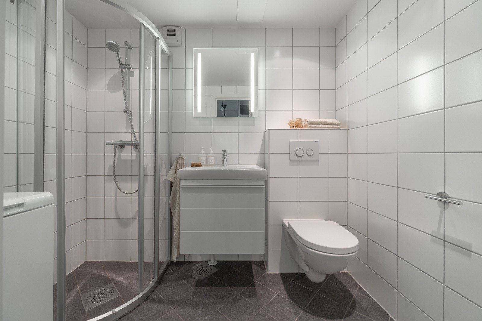 Stort baderom fra 2012 med gulvvarme og opplegg for vaskemaskin. Galleribilde