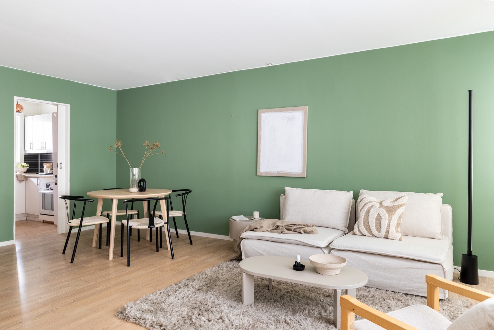 En hyggelig kjøkkenkrok med direkte adkomst til kjøkkenet, som kan avdeles fra stuen for å skape et fleksibelt og mer privat rom. Galleribilde