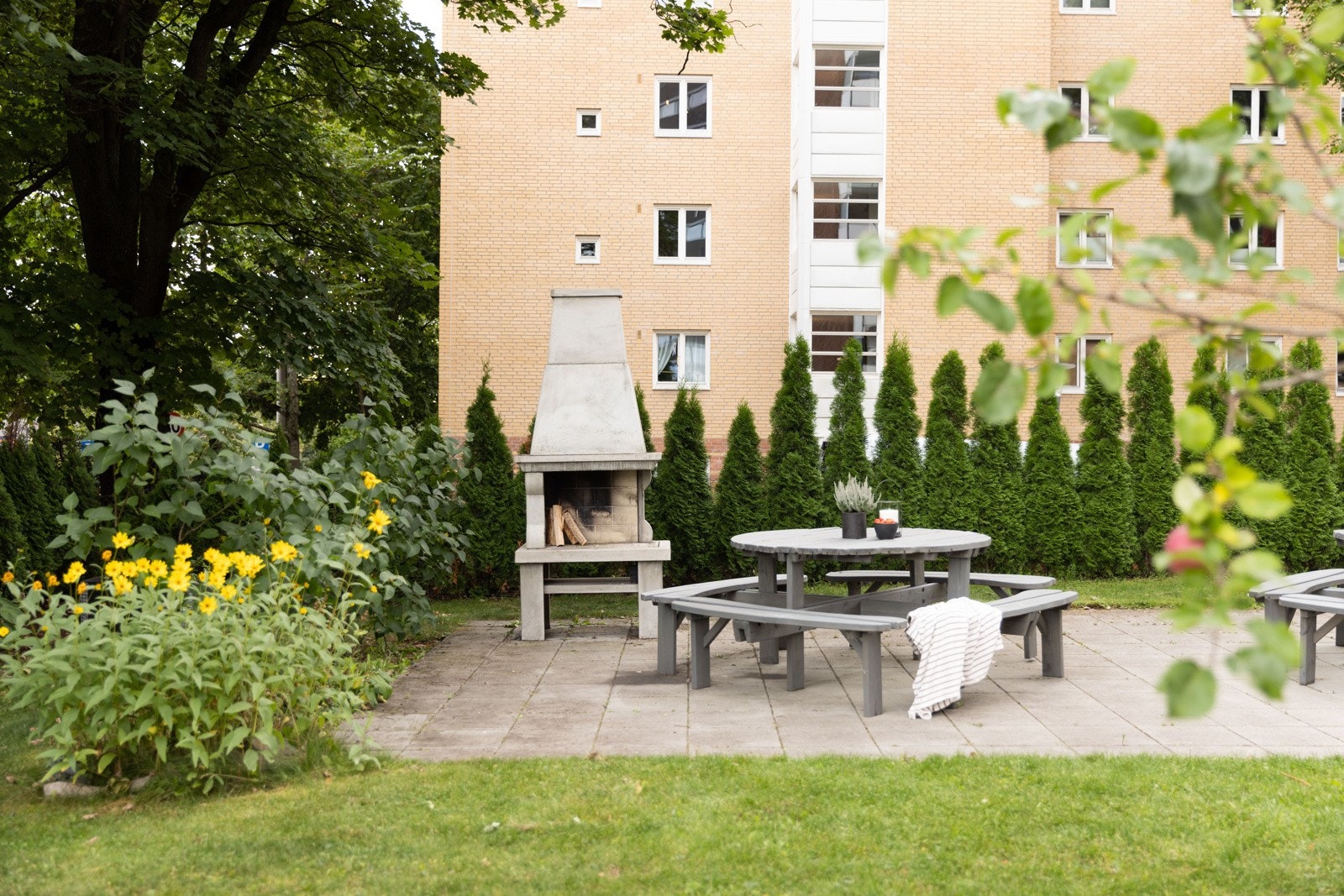 Felles uteområder opparbeidet med sittegrupper og grill. Galleribilde