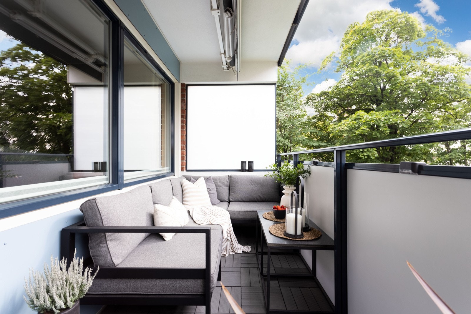 Utgang fra stue til stor sydvestvendt balkong på 9 kvm med markise fra 2021. Galleribilde