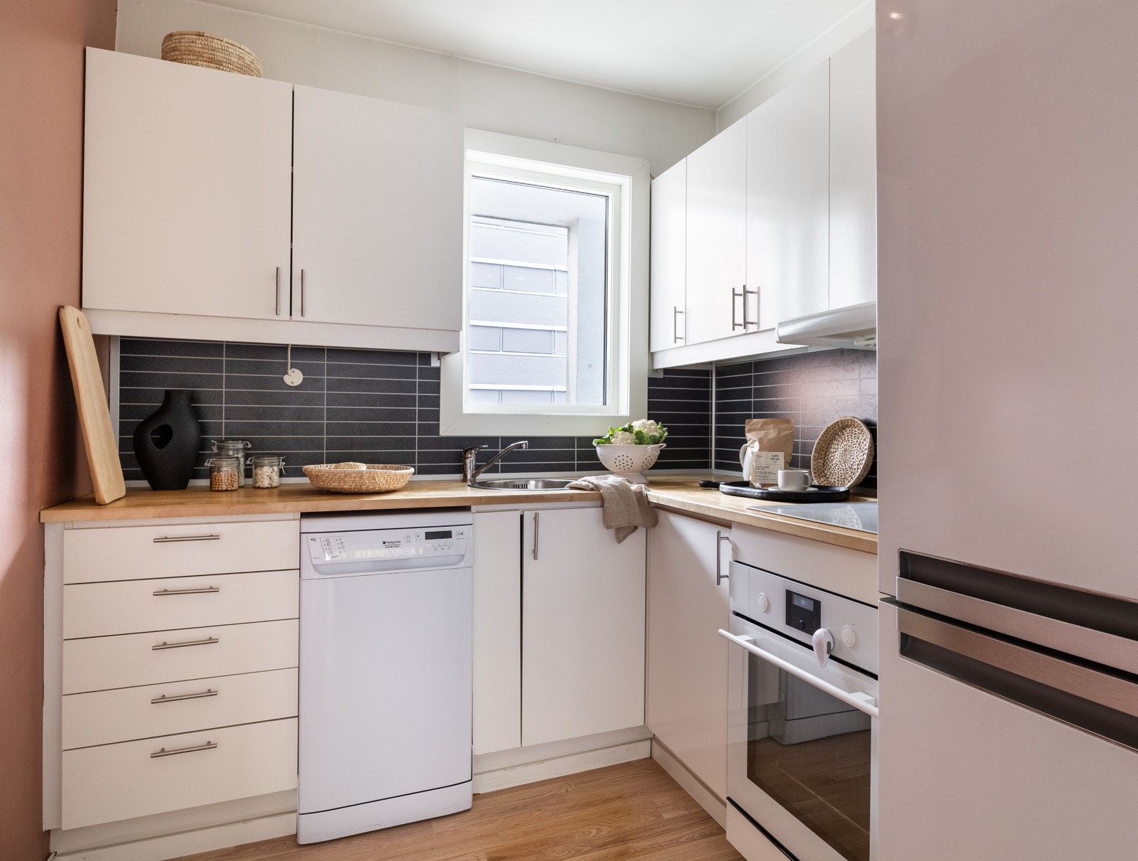 Flott kjøkken med gode oppbevaringsmuligheter i skap- og benkeplass. Galleribilde