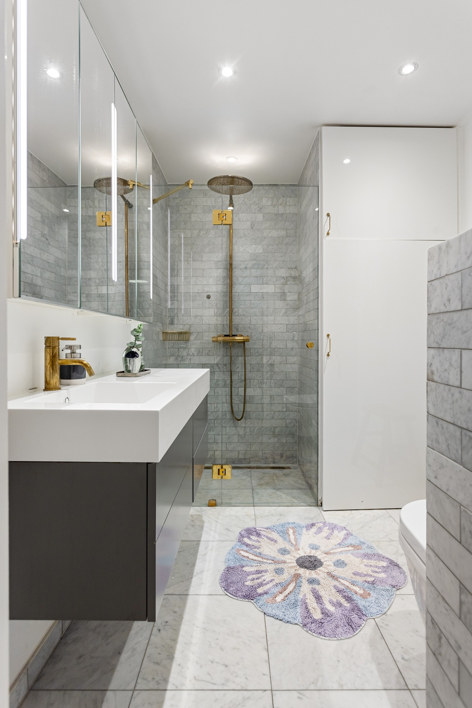 Leiligheten har et påkostet baderom som ble delikat pusset opp i 2017. Galleribilde