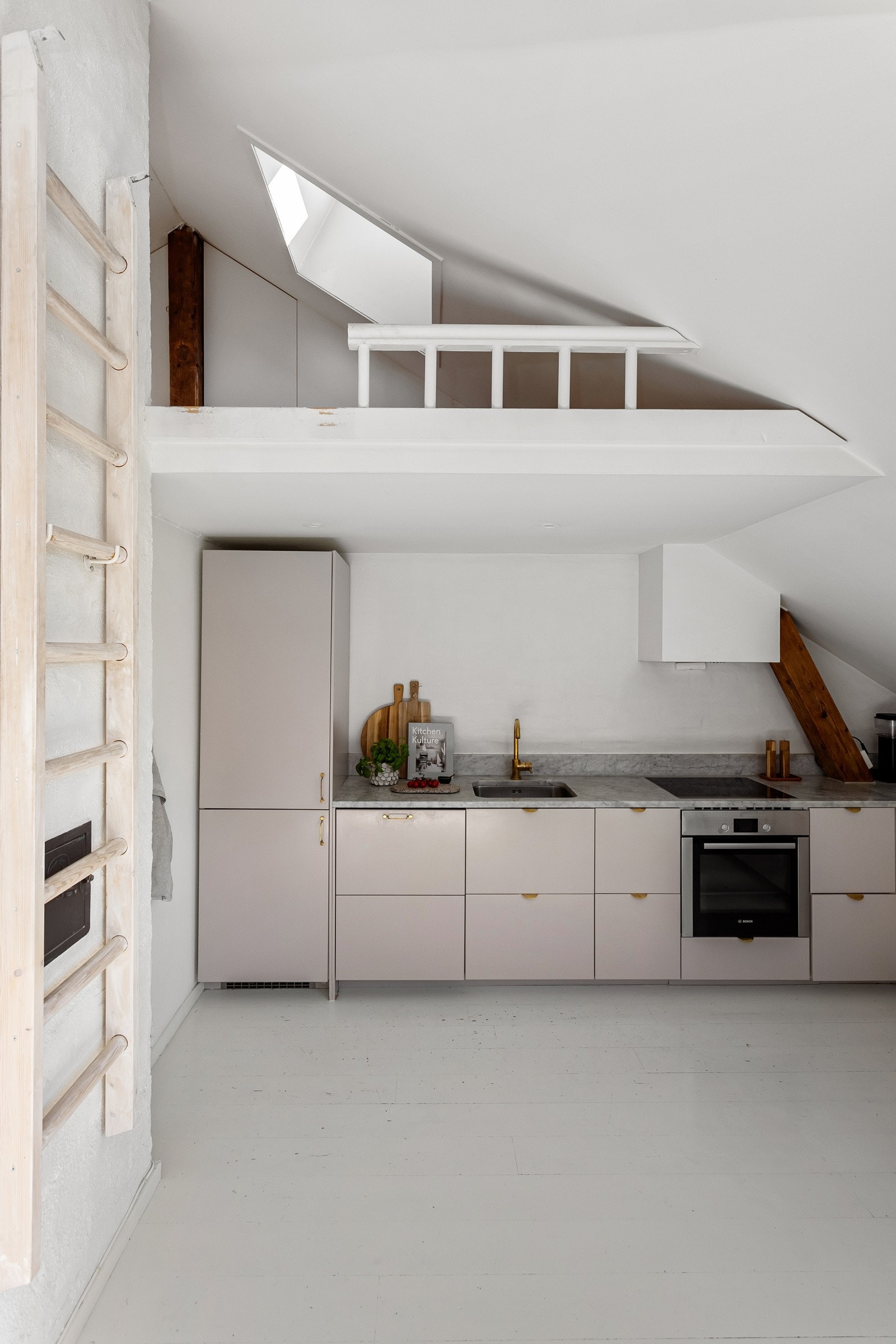 Kjøkkenet er fullt utstyrt med integrerte hvitevarer som medfølger i handelen. Integrerte hvitevarer som stekeovn, platetopp, oppvaskmaskin og kjøleskap med frysedel. Galleribilde