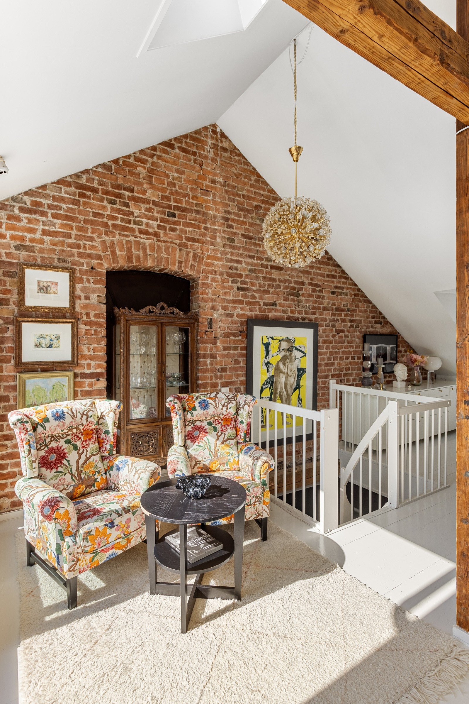 Loftsetasjen har en gjennomgående planløsning med store vindusflater som slipper inn rikelig med naturlig lys, samtidig som det er minimalt med innsyn. Galleribilde