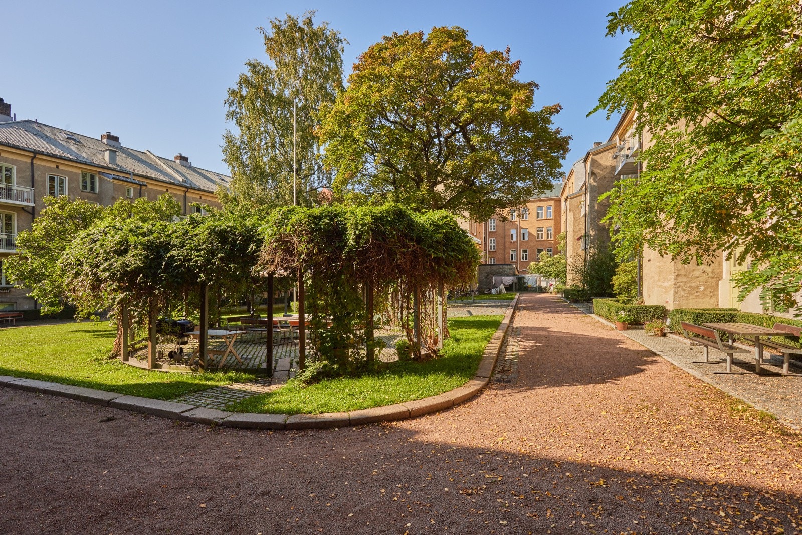 Idyllisk gårdsrom. Galleribilde