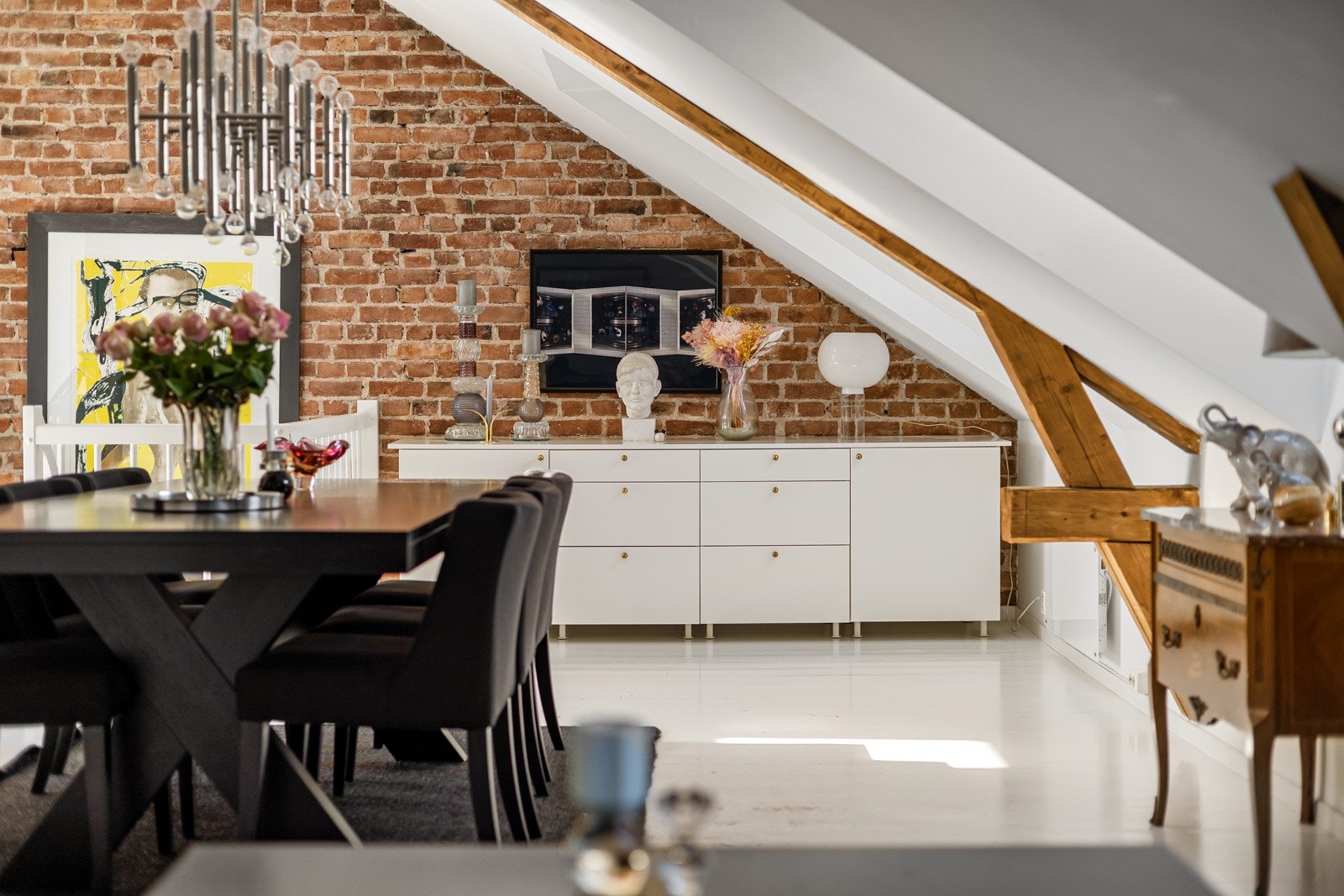 God standard med lysmalte gulv og lysmalte overflater kombinert med synlig original teglstein. Galleribilde