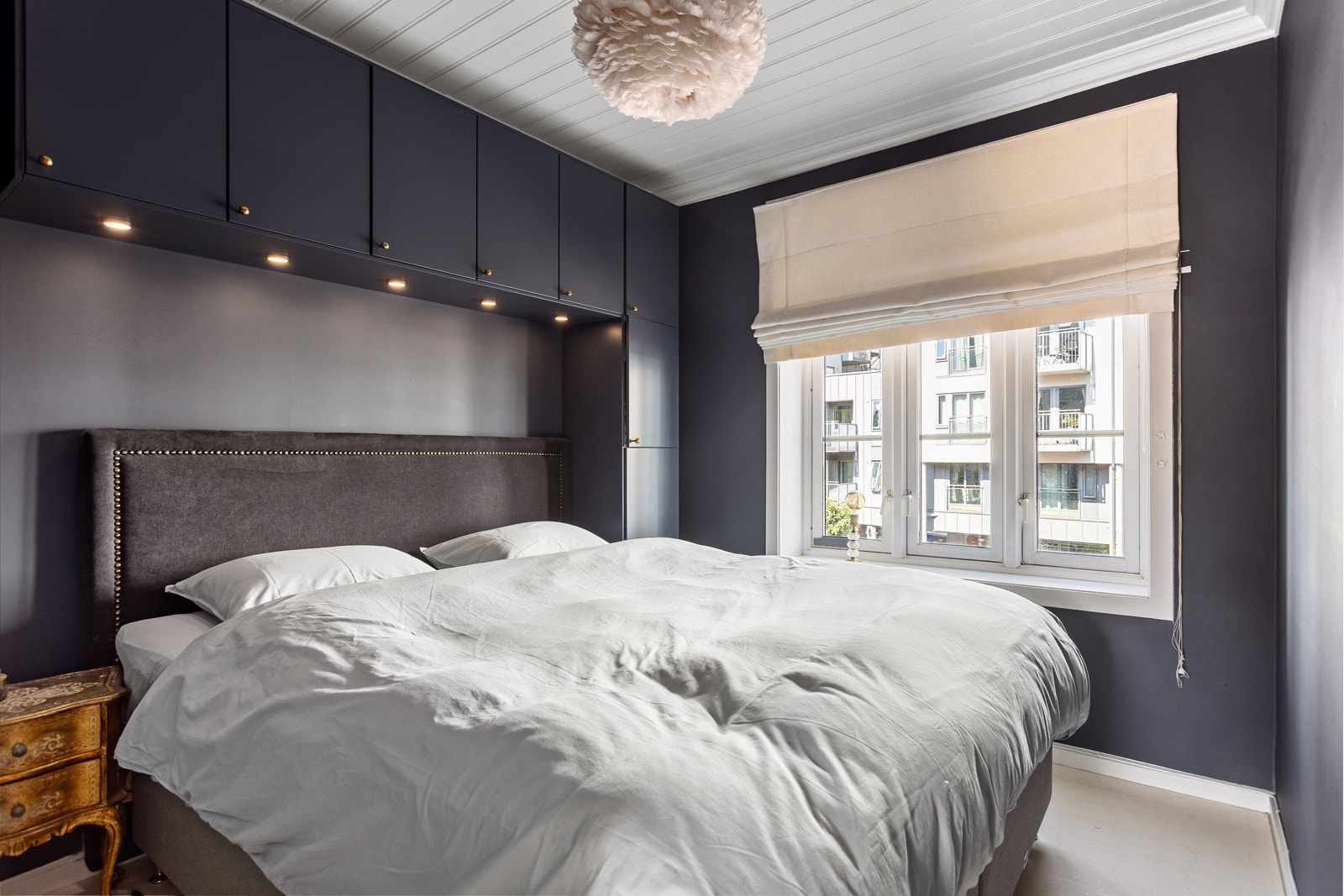 Soverom 2 er et innbydende soverom som er malt i en fin og behagelig mørk farge. Galleribilde