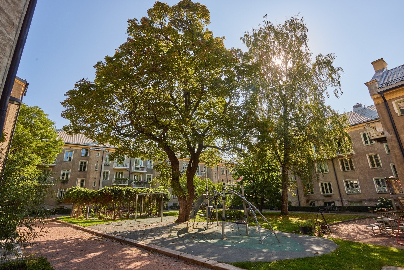 Borettslaget har en helt nydelig bakgård tegnet av det velkjente arkitektfirmaet Snøhetta. Galleribilde