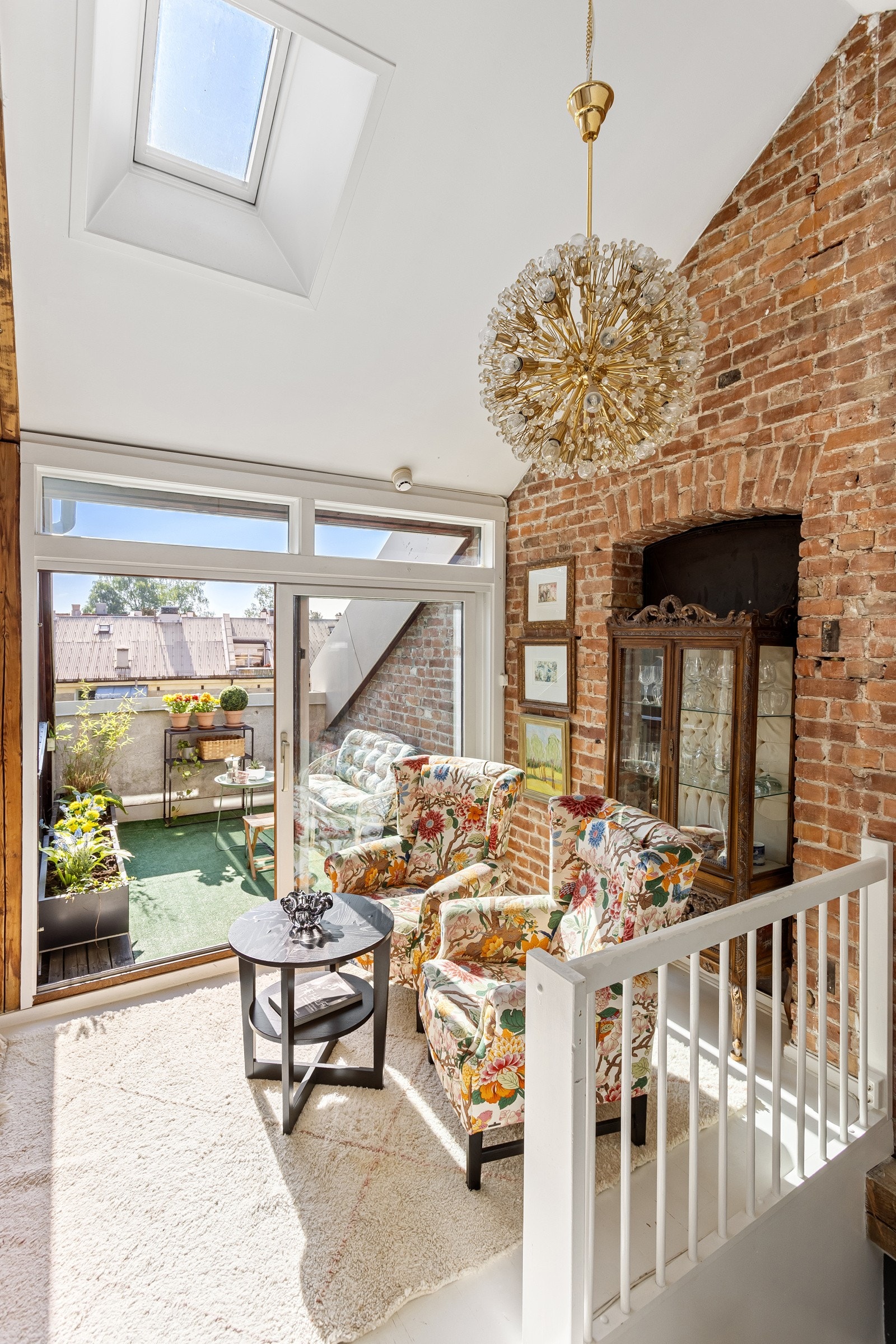 Lysinnslippet sammen med den gode takhøyden gir en luftig romfølelse. Galleribilde