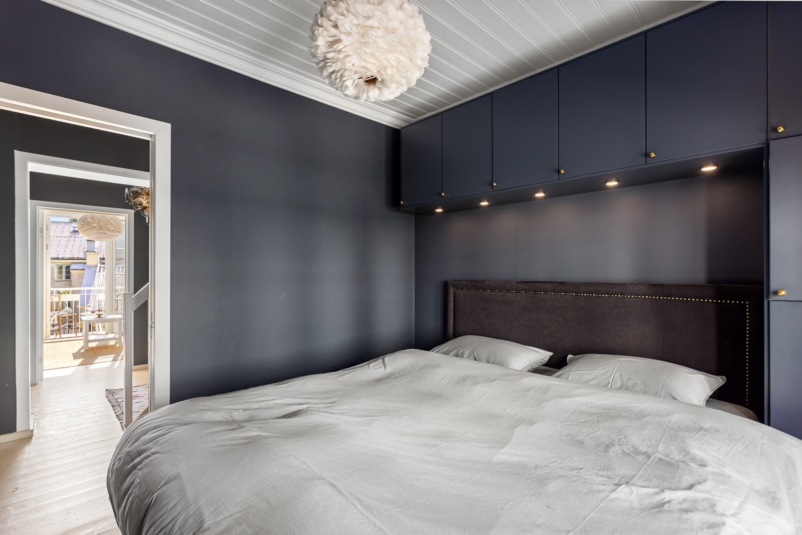 På soverommet er det naturlig plass til dobbeltseng med tilhørende nattbord. Praktisk med vegghengte skap over sengen med belysning under. Galleribilde