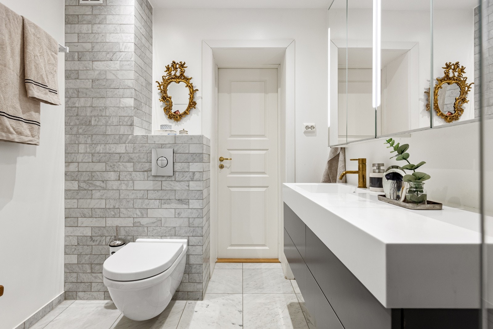 Romslig dusjsone med tilpassede glassdører og lekkert Baderommet er også utstyrt med vegghengt toalett og et skap med plass til vaskemaskin. Galleribilde