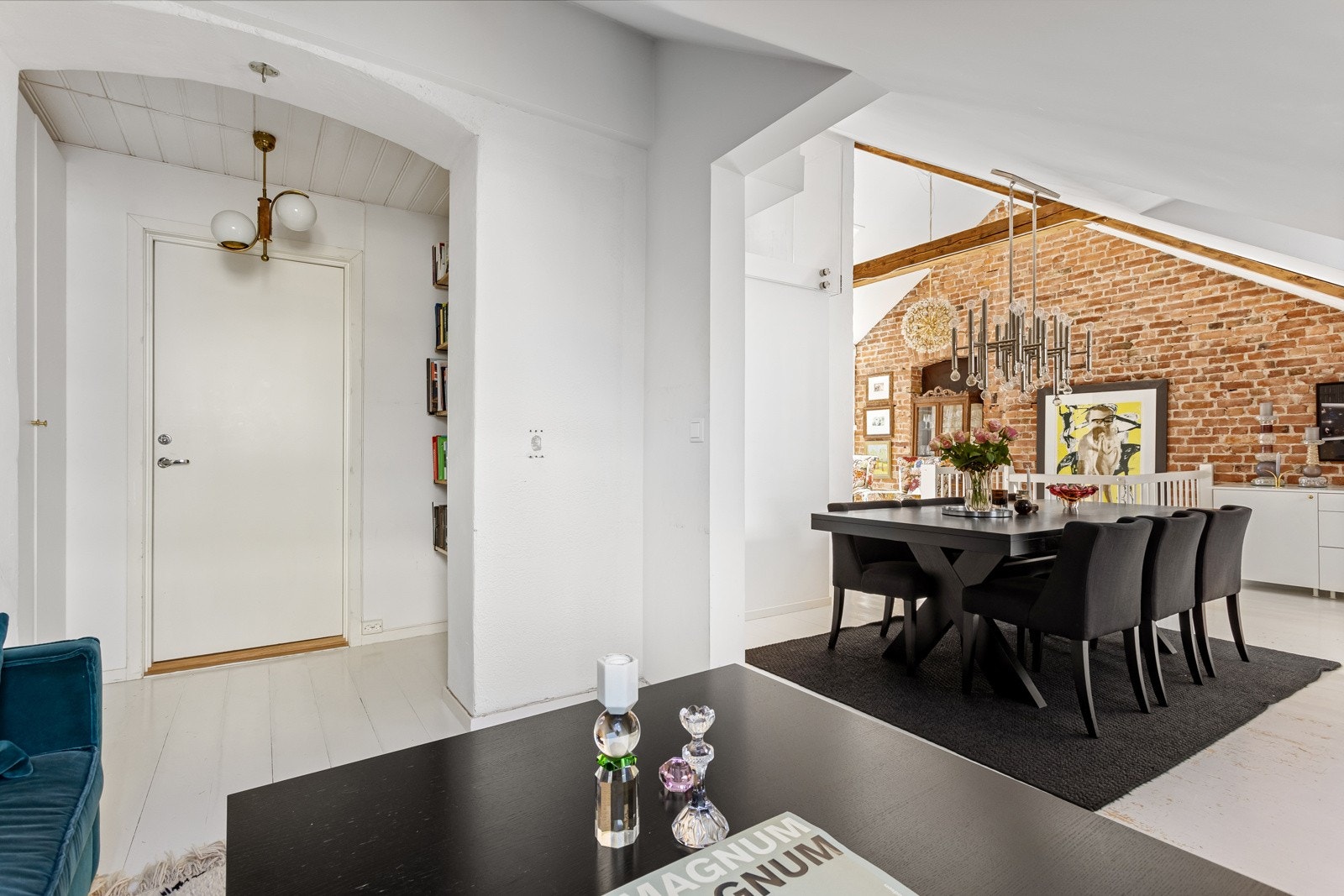 Loftet ble utbygget i 2000 og består i dag av fine oppholdsrom, toalettrom, takterrasse og hems. Utgang til felles trappeoppgang. Galleribilde