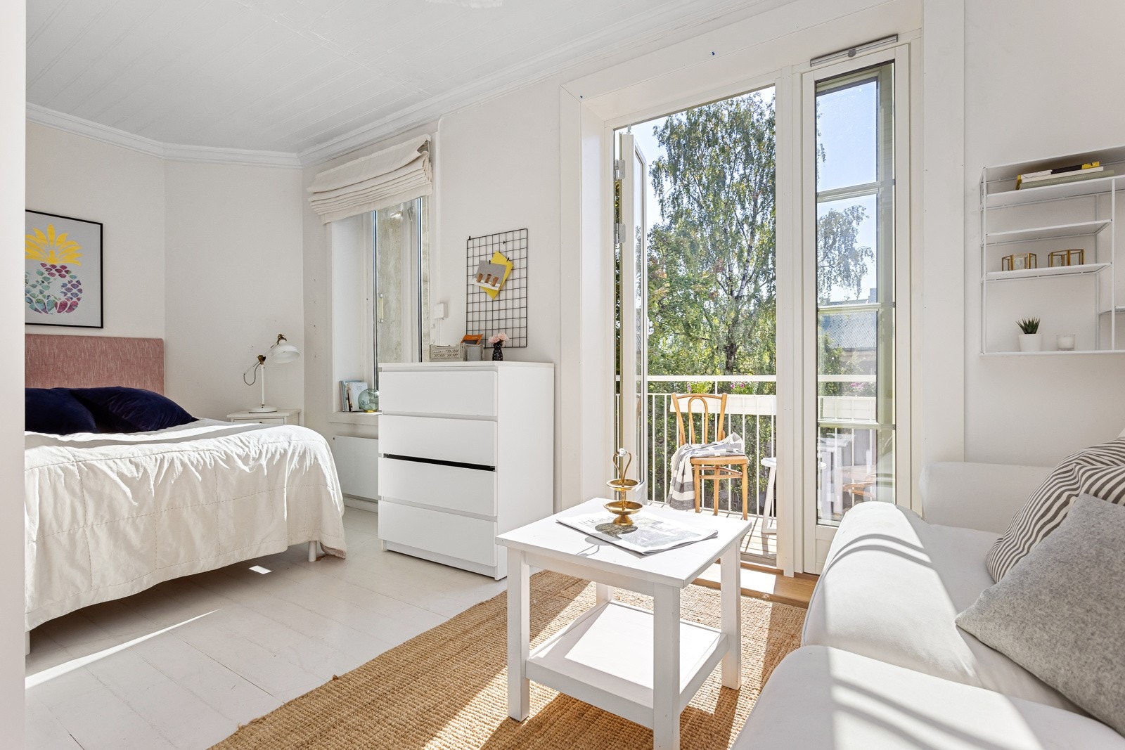 På soverommet har du god plass til en dobbeltseng med tilhørende nattbord, samt annet ønskelig møblement. Galleribilde