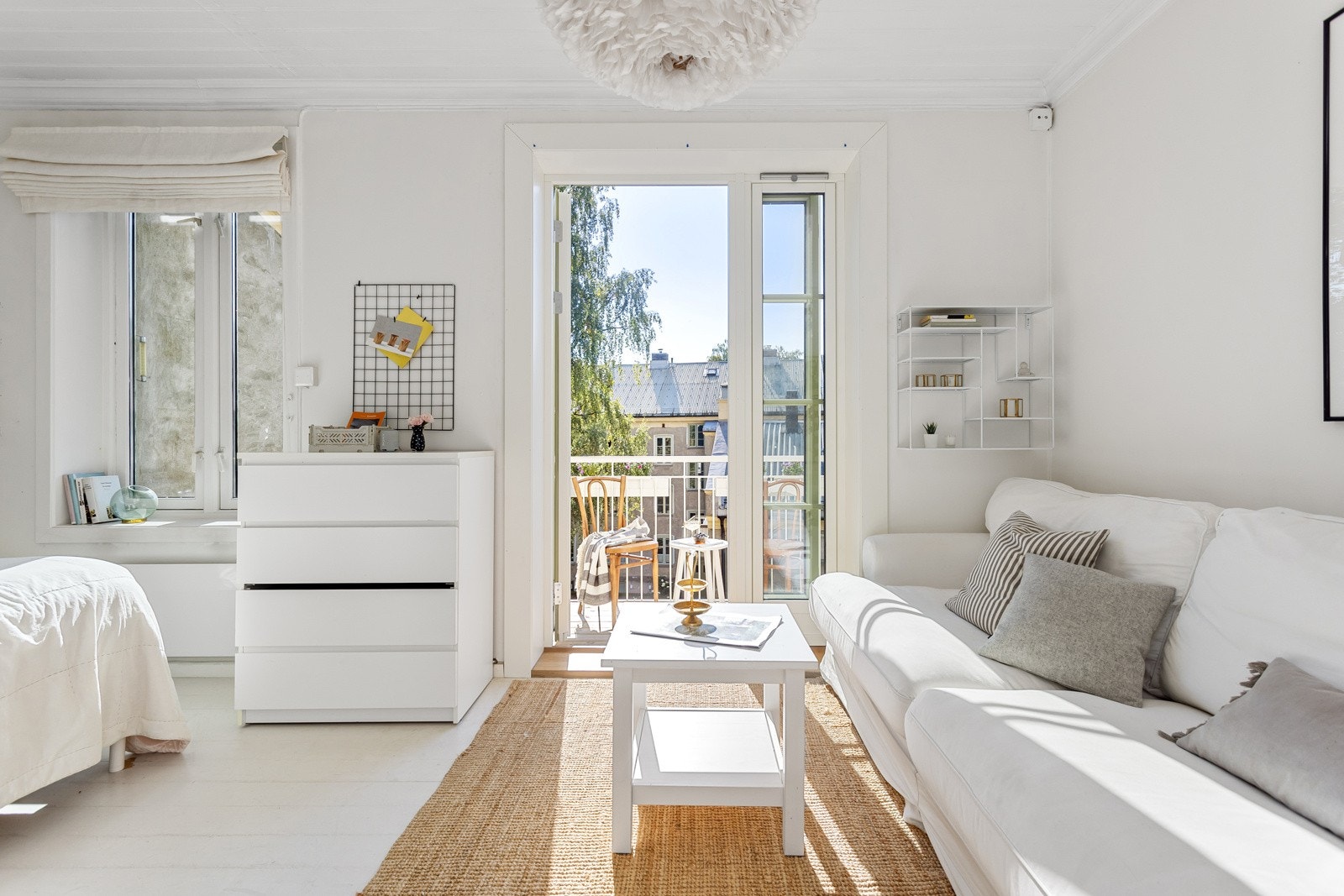 Soverom 1 er et stort, lyst og fint soverom som vender mot rolig bakgård uten biltrafikk. Galleribilde