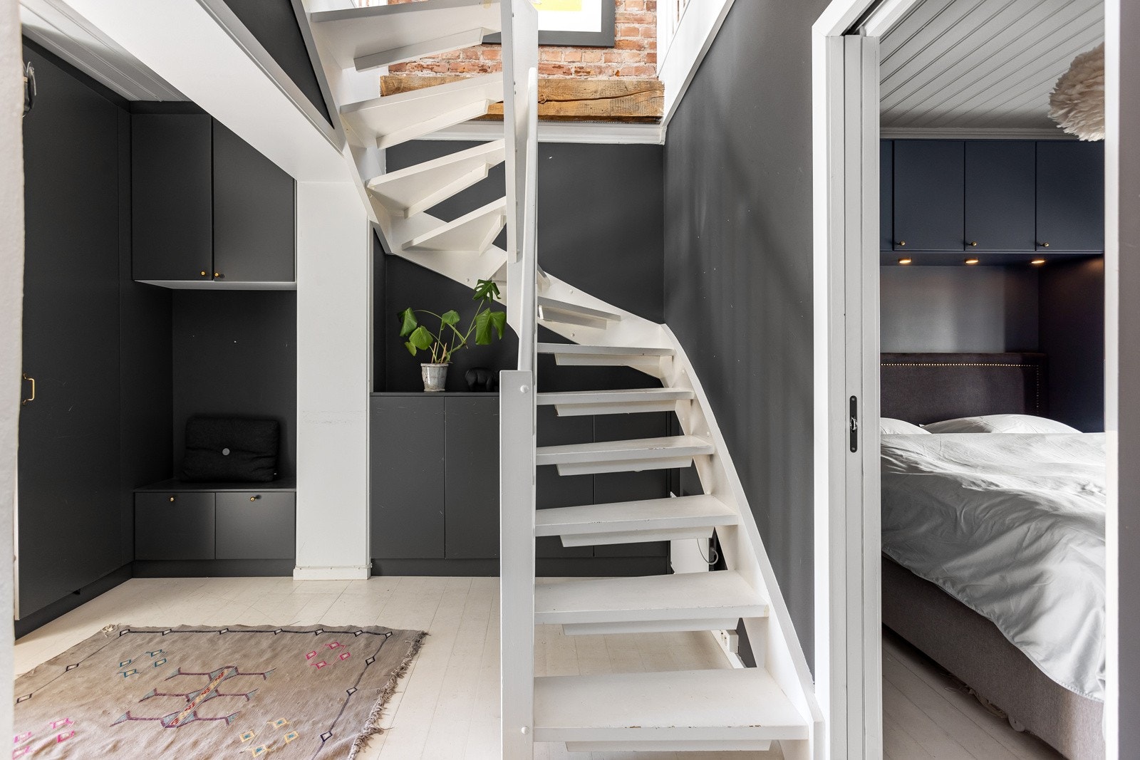 Godt med oppbevaringsmuligheter i entré/gang. Galleribilde