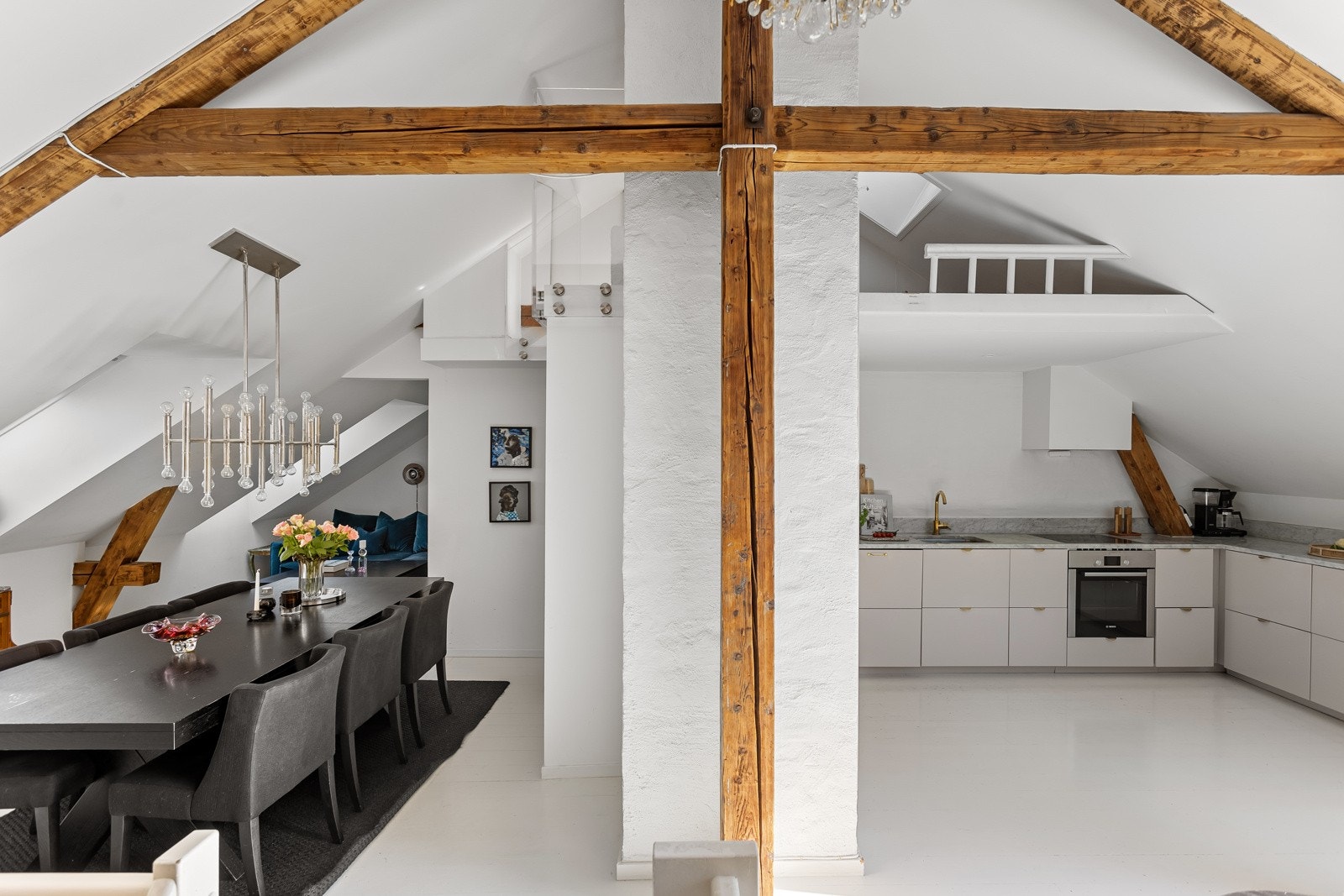 Over kjøkkendelen er det også en hems med gode oppbevaringsmuligheter. Galleribilde