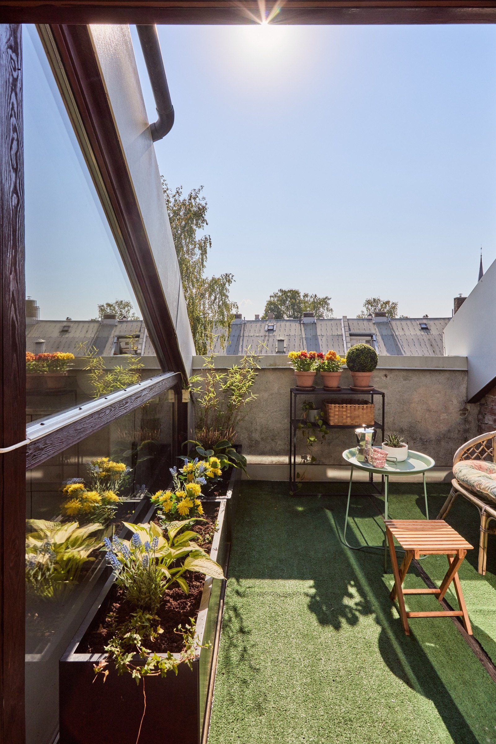 Beliggenheten i høyden og mot syd sørger for gode solforhold. Galleribilde