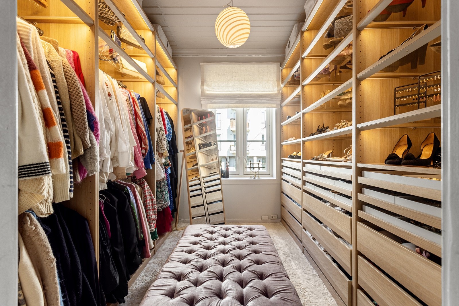 Rommet har lunt teppegulv og har åpen garderobeløsning på begge sider. Galleribilde