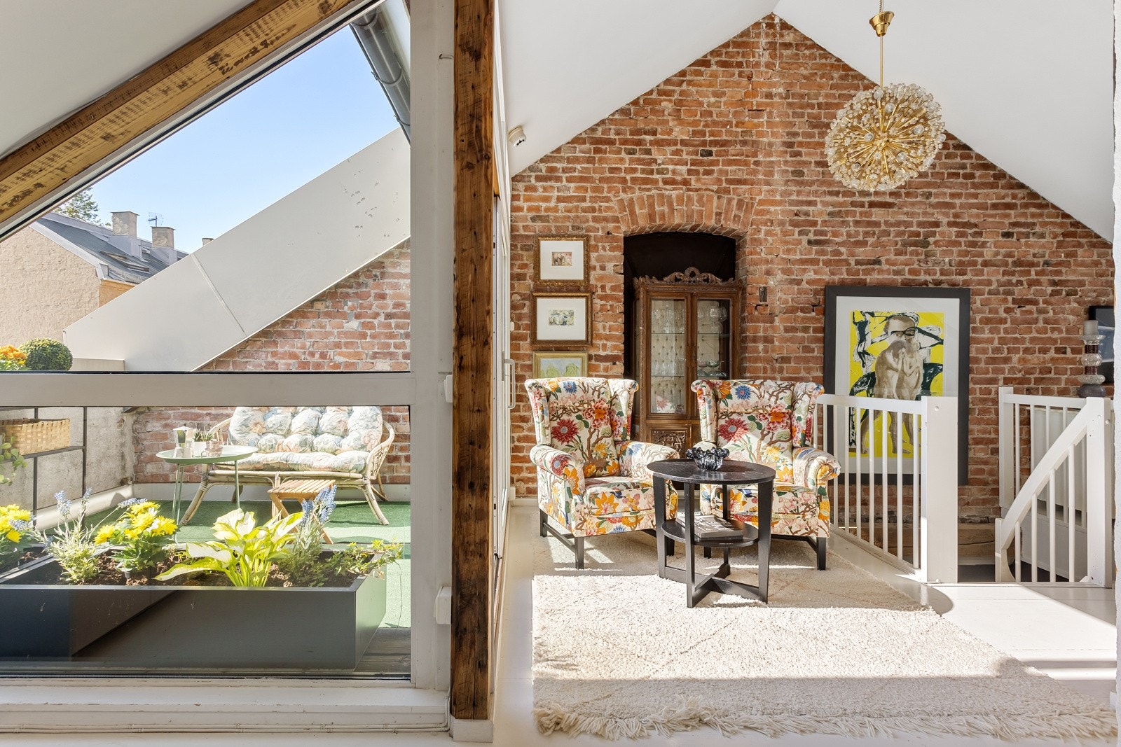 Store vindusflater gir mye lys og god romfølelse. Galleribilde