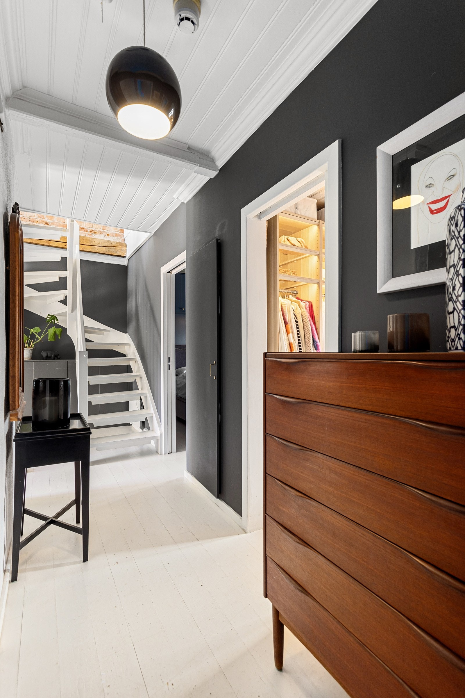 Også i denne entréen er det oppbevaringsplass i medfølgende garderobeskap. Montert porttelefon på vegg ved inngangsdøren. Galleribilde