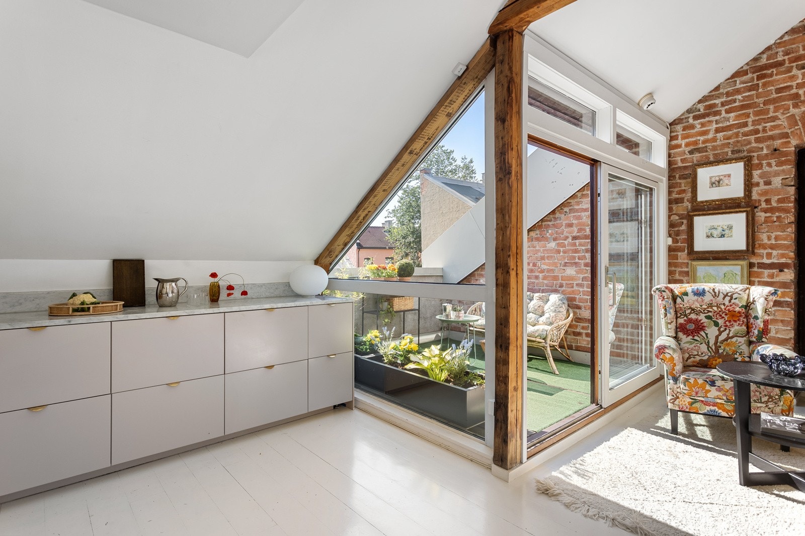 Kort vei å bringe kald drikke og mat fra kjøkken til balkong. Galleribilde