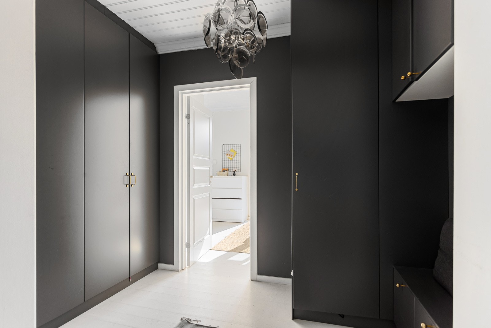 I gangen mellom soverommene er plassen godt utnyttet med flere garderobeskap og smarte løsninger som sørger for rikelig med oppbevaringsplass. Galleribilde