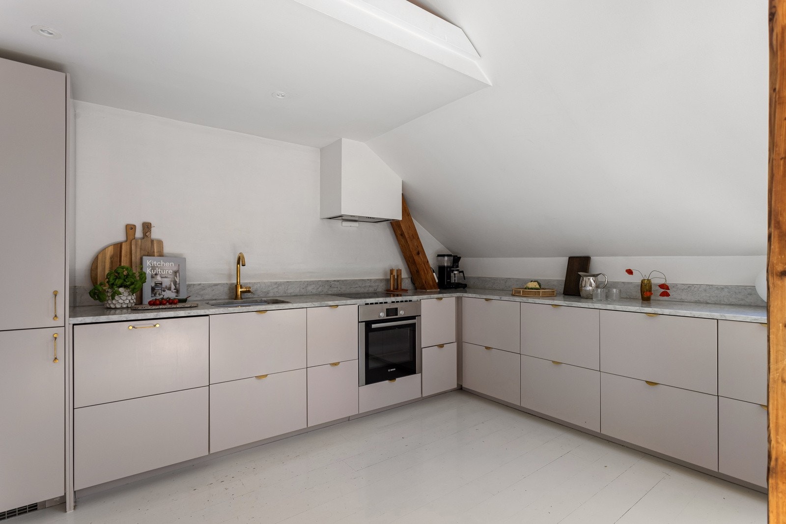 Leiligheten har et påkostet og nydelig kjøkken fra 2017 med god benkeplass. Galleribilde