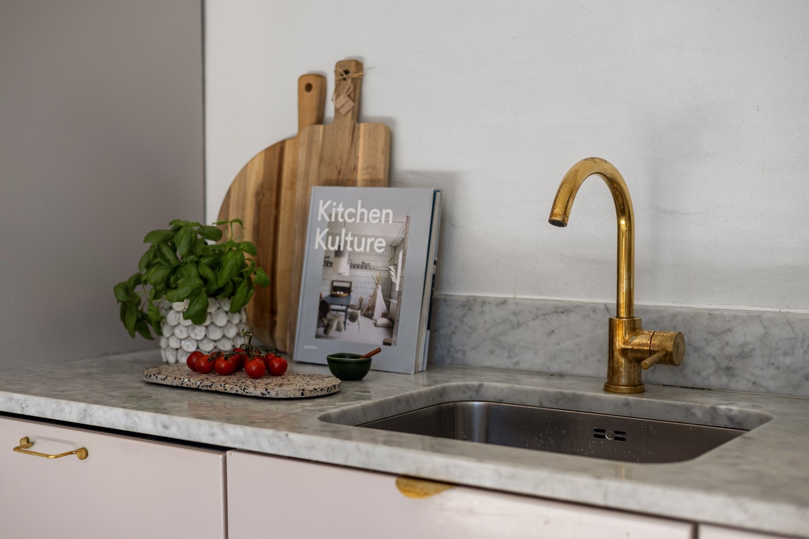 Innredningen består av Ikea-skrog oppgradert med flotte glatte fronter og messing håndtak fra Superfront. Påkostet benkeplate av marmor med underlimt oppvaskkum og messing armatur fra Tapwell. Galleribilde