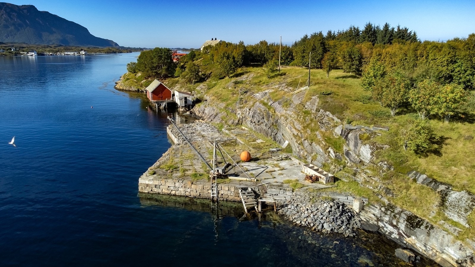 Det har tidligere vært stort sjøhus/trebrygge og lager på tomten, bryggen brant ned i 2007. Galleribilde