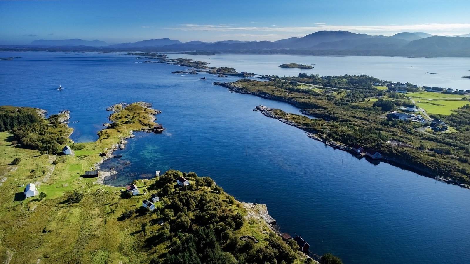 Eiendommen ligger på Smørholmen, en idyllisk øy omringet av flere kystpærler ved Hustadvika. Det er få minutter med båt inn til fastlandet. Galleribilde