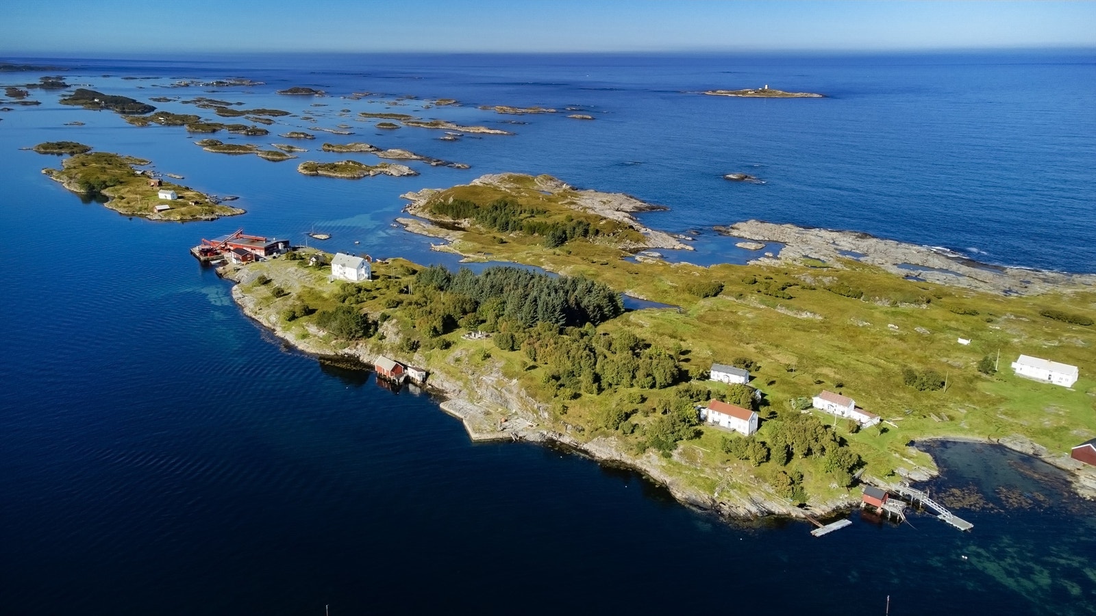 Hjertelig velkommen til Smørholmen 5, en flott tomt med unik beliggenhet i havgapet like ved Atlanterhavsvegen. Galleribilde