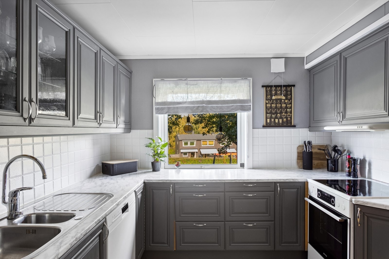 Her har en alt en måtte trenge av skap-, skuff- og benkeplass. Galleribilde