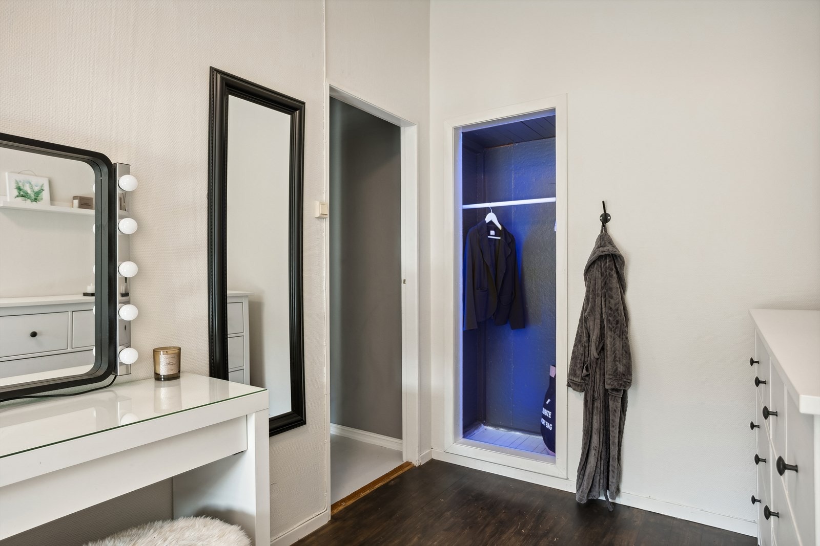 Soverommet har åpen garderobeløsning med god plass til lagring. Galleribilde