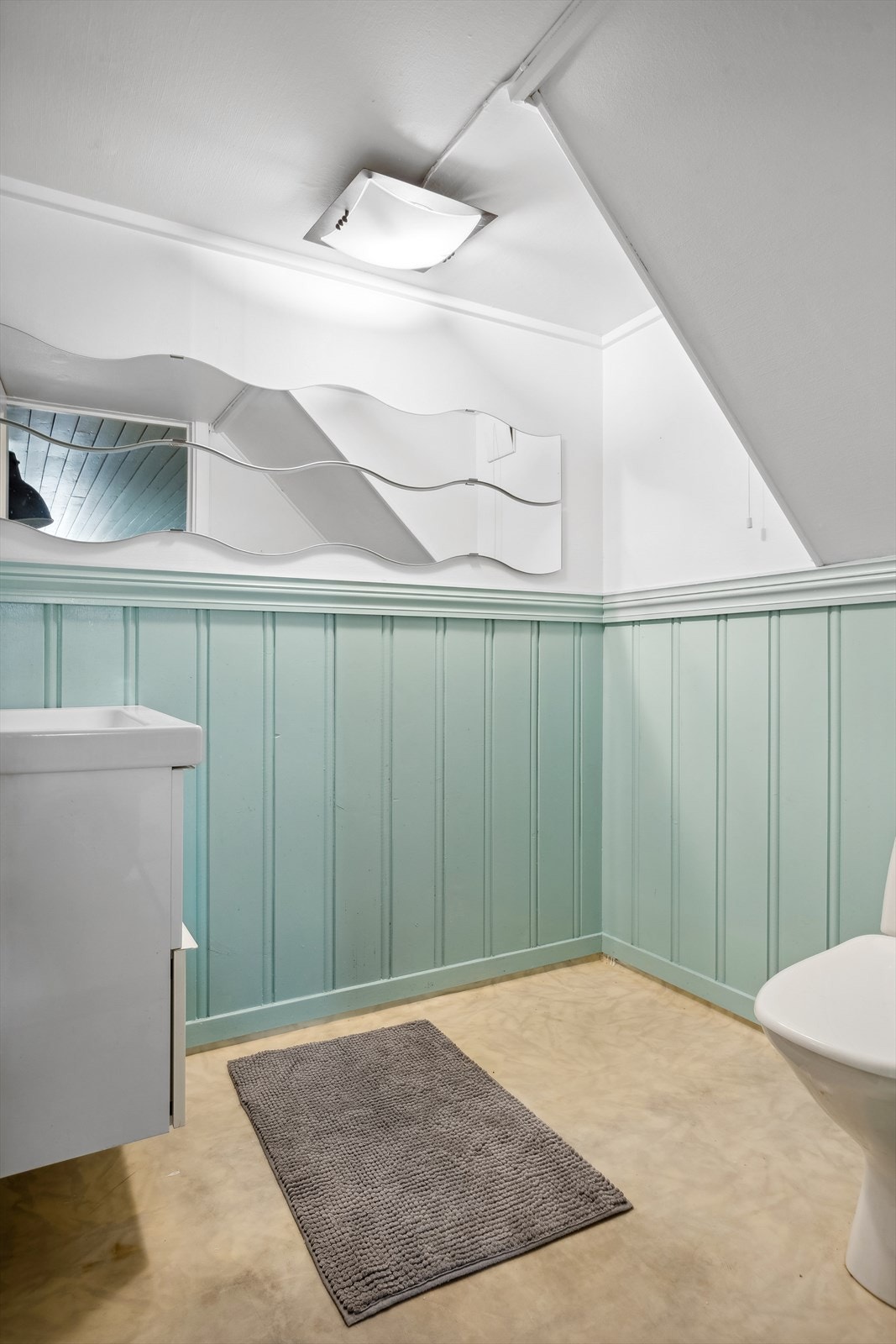 Praktisk med eget toalettrom i kjelleretasjen Galleribilde