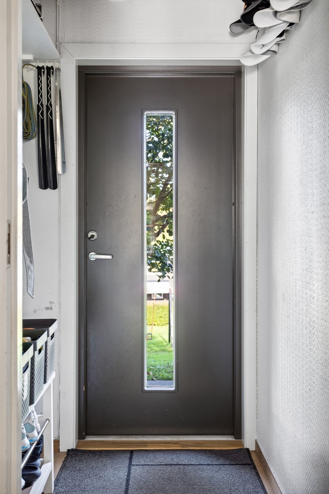 Velkommen inn! Entré med plass for mindre garderobe- og opphengsløsninger. Galleribilde