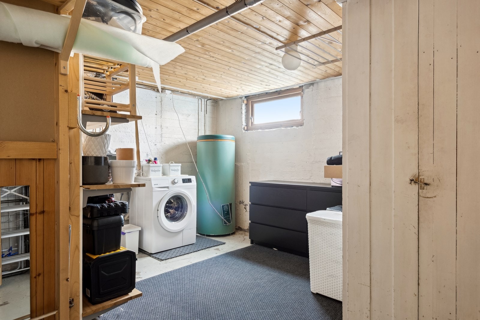 Vaskerom og bod med masse lagringsplass Galleribilde