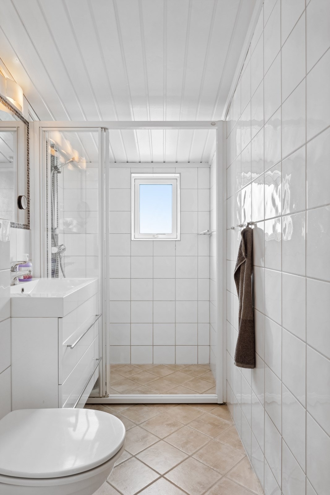 Innredet med dusjnisje, vegghengt wc og lys baderomsinnredning. Galleribilde