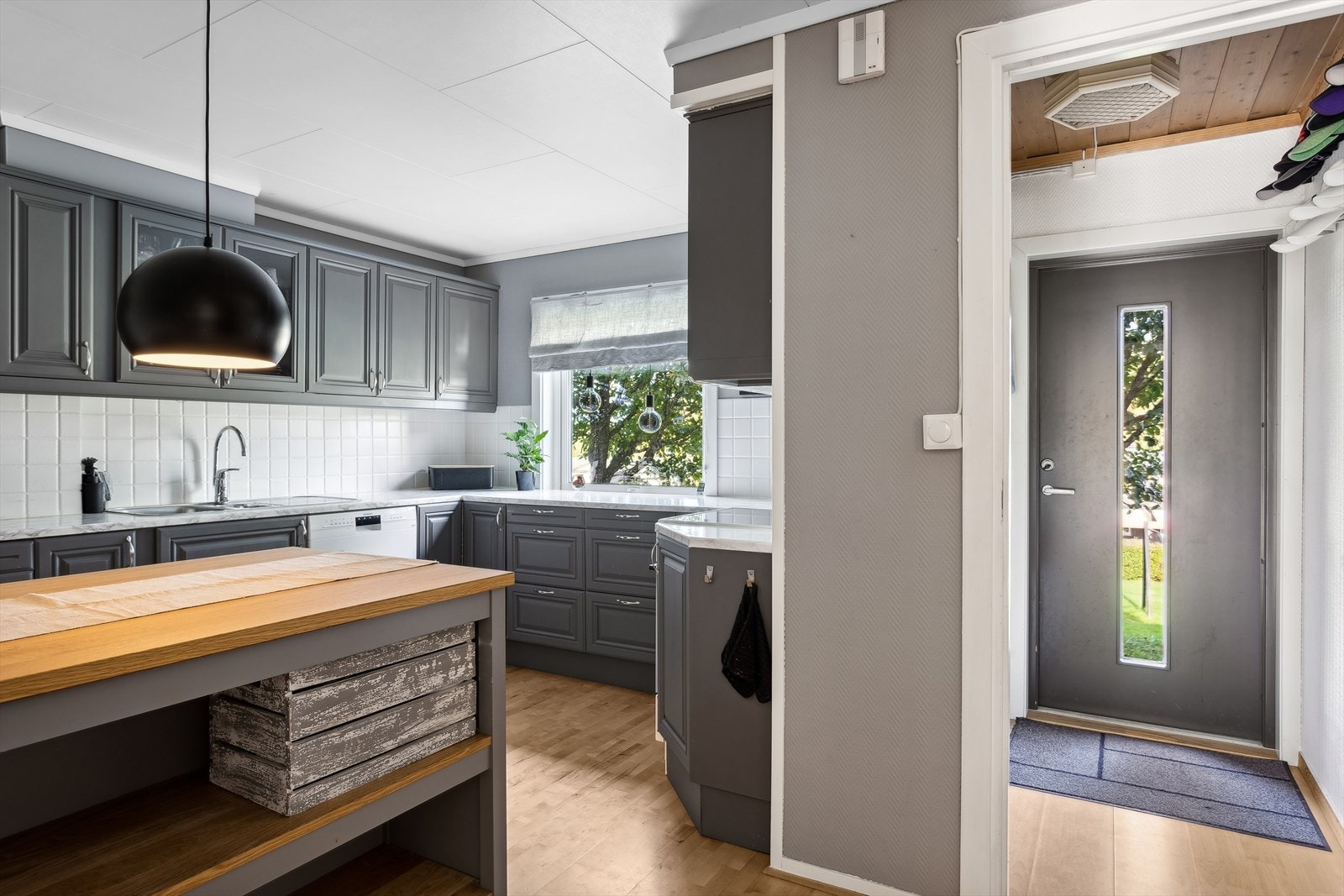 Fra entreen tar vi oss videre inn på kjøkkenet Galleribilde