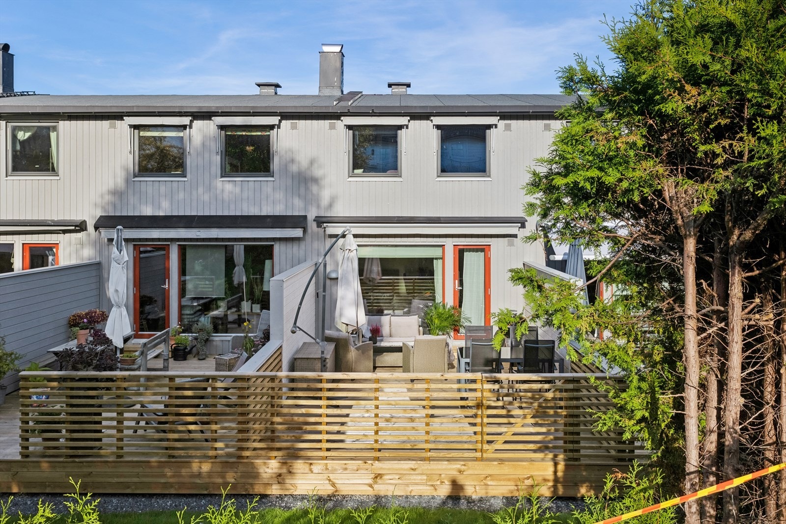 Lun og skjermet uteplass med levegger Galleribilde