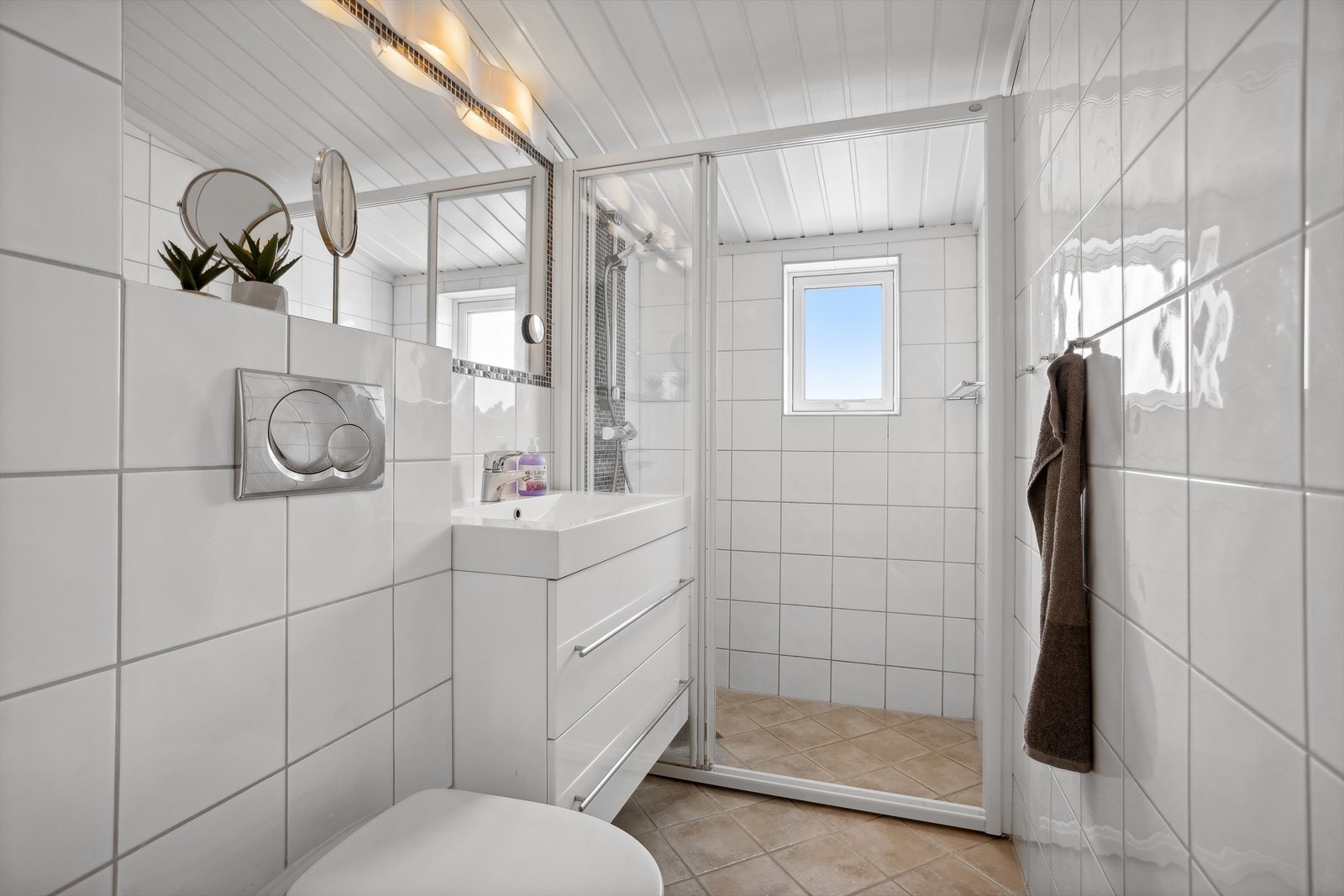 Pent flislagt bad i andre etasje. Det er varmekabler i gulv. Galleribilde