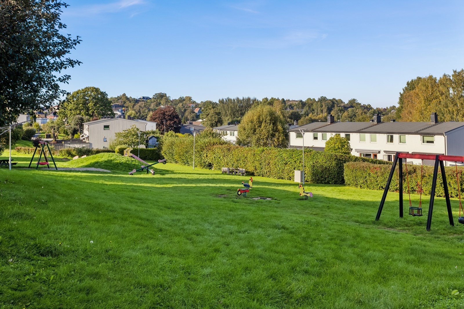 Flott felles uteområde med boltreplass for store og små Galleribilde