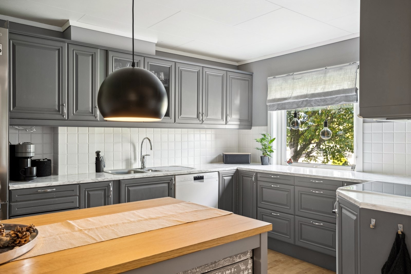 Plass for frittstående komfyr, oppvaskmaskin og kjøl/frys. Galleribilde