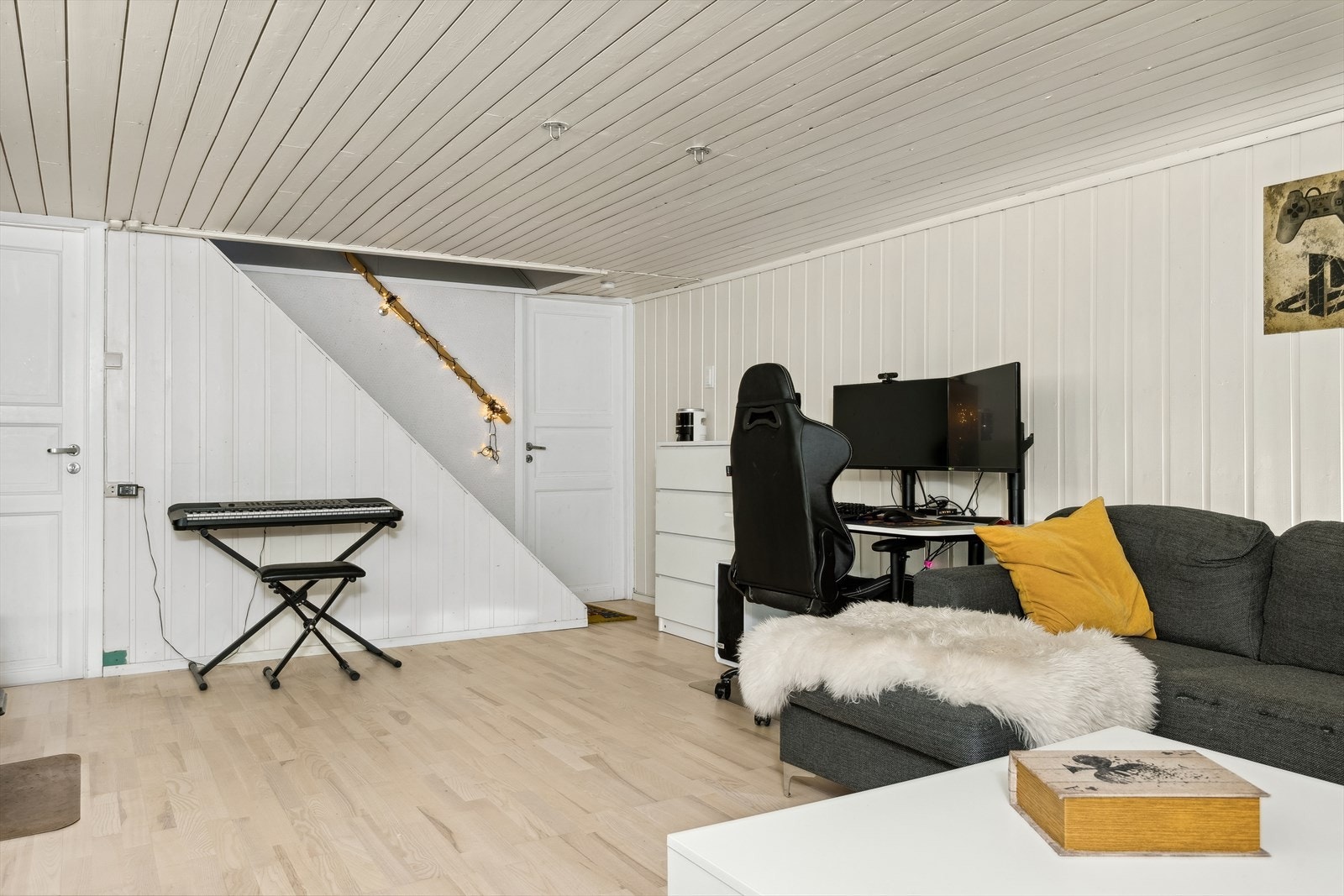 I kjelleren er det kjellerstue, toalettrom, bod og vaskerom. Det er godt med lagringsplass. Kjellerstuen er ikke bruksendret Galleribilde