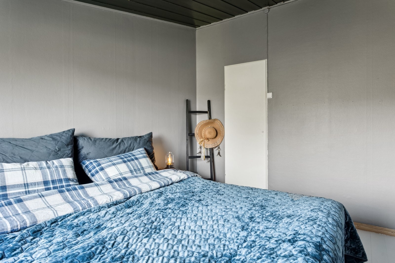 Hovedsoverommet er av god størrelse og har tilgang til et romslig klesrom/bod. Galleribilde