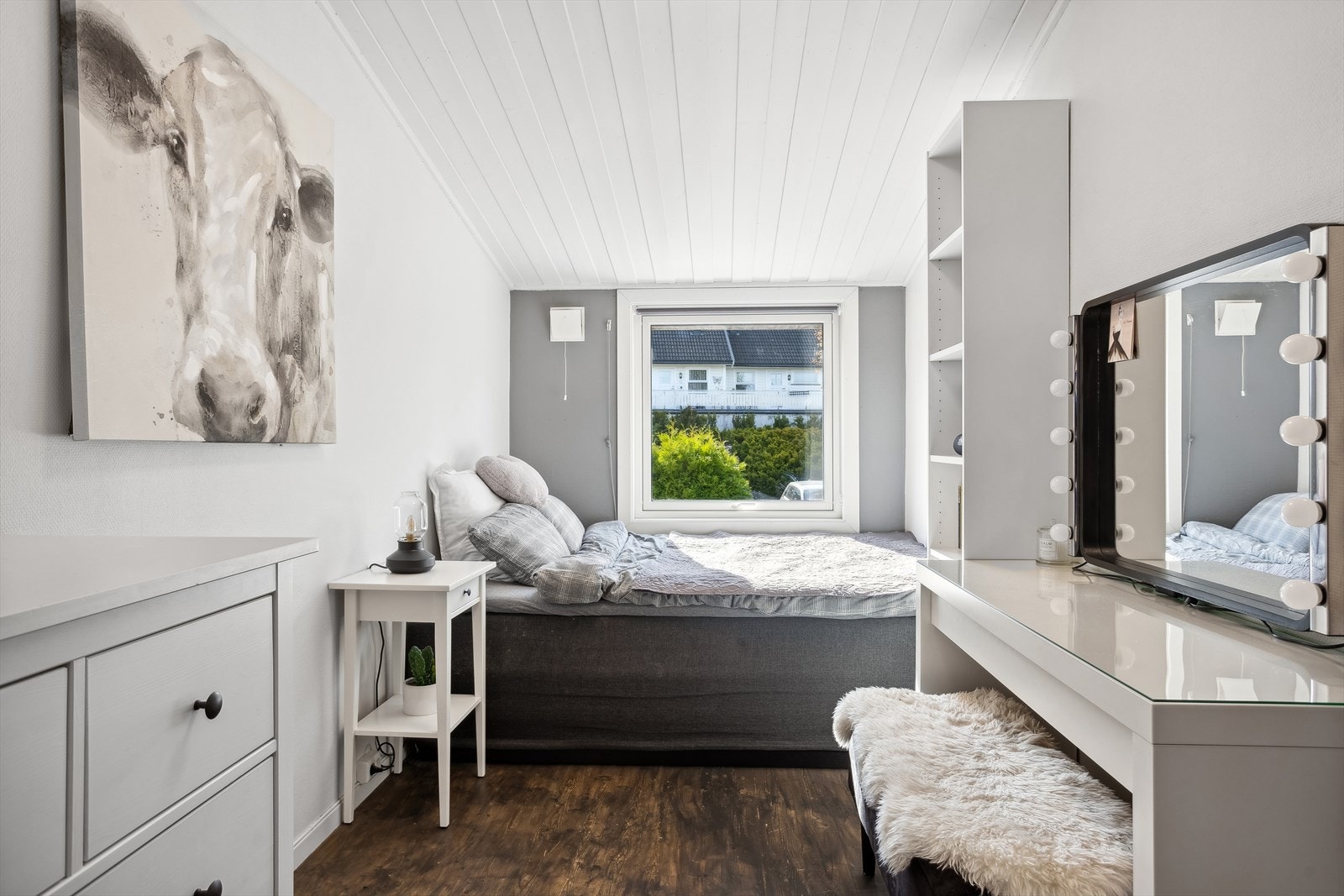 Soverommet har lyse vegger og god plass til både seng, pult og kommode. Galleribilde