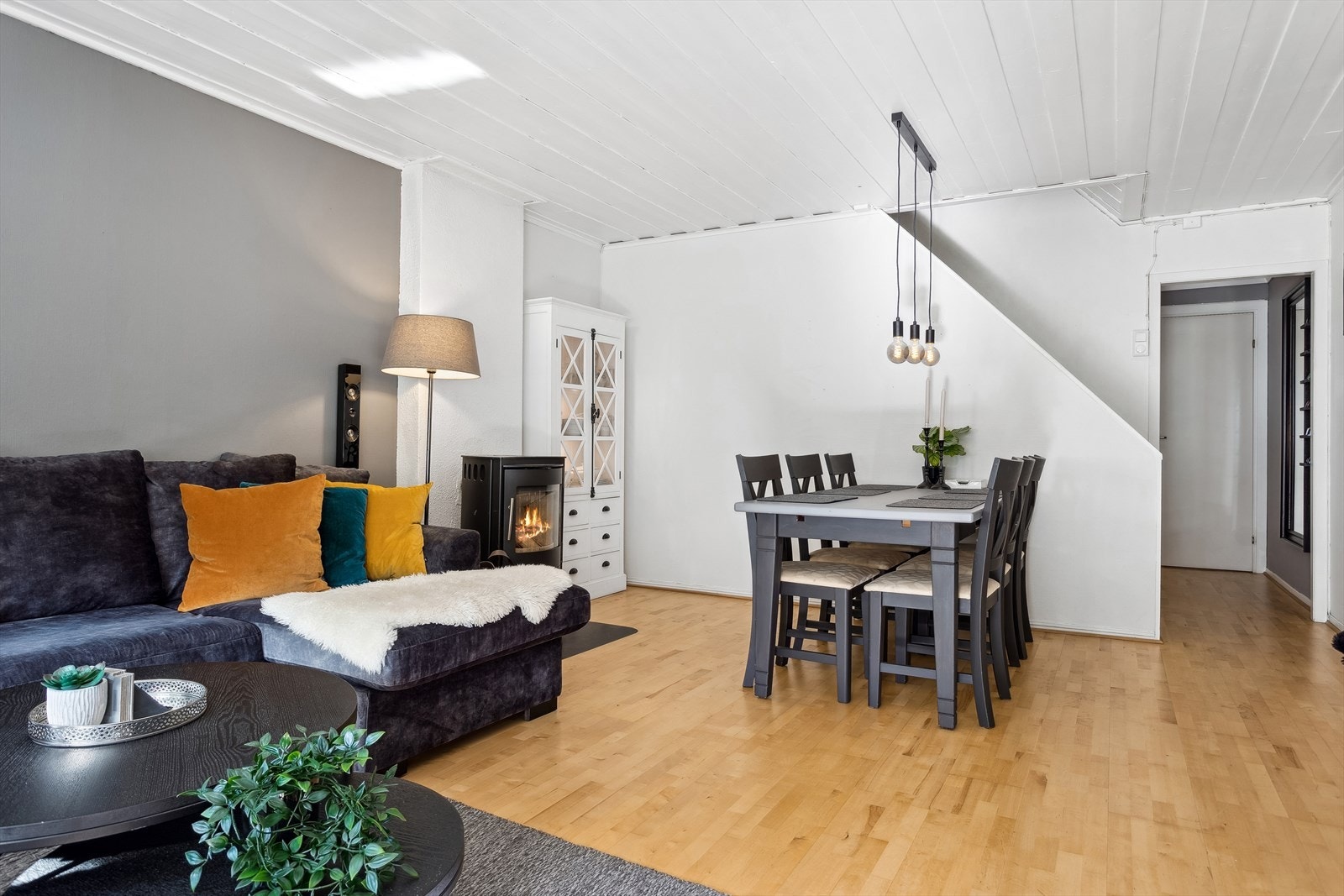 I stuen er det også anledning for å ha en spisegruppe i egen sone Galleribilde