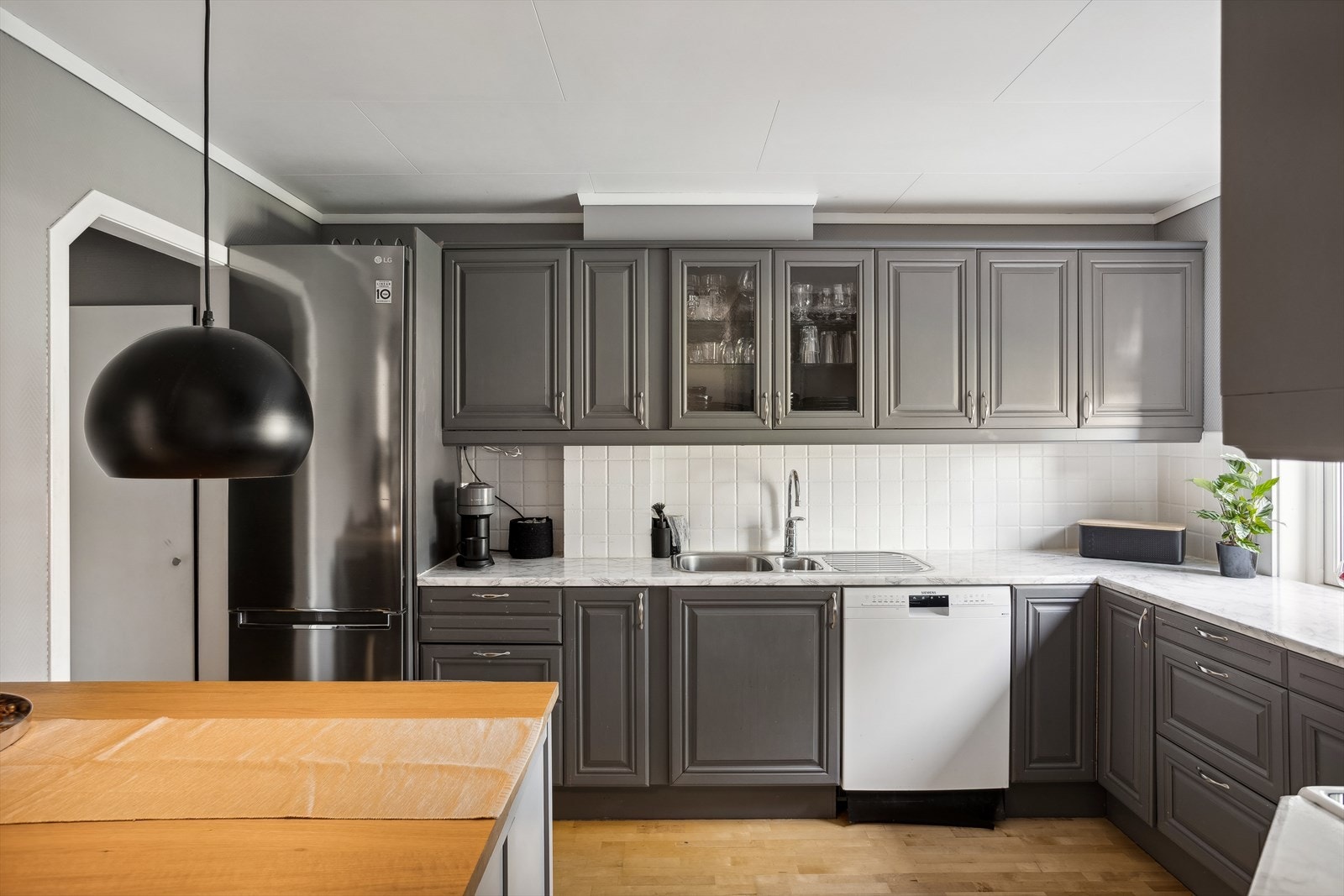 Innredning med profilerte fronter og benkeplate av typen laminat Galleribilde