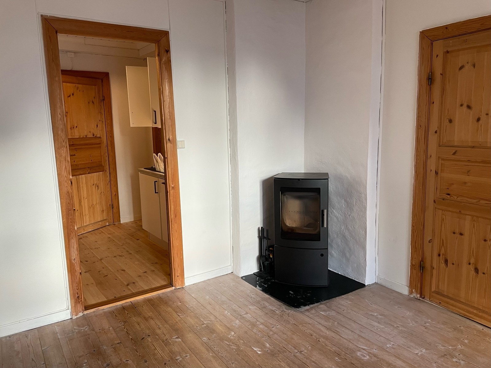 Fra kjøkkenet kommer man videre inn til stuen. Galleribilde