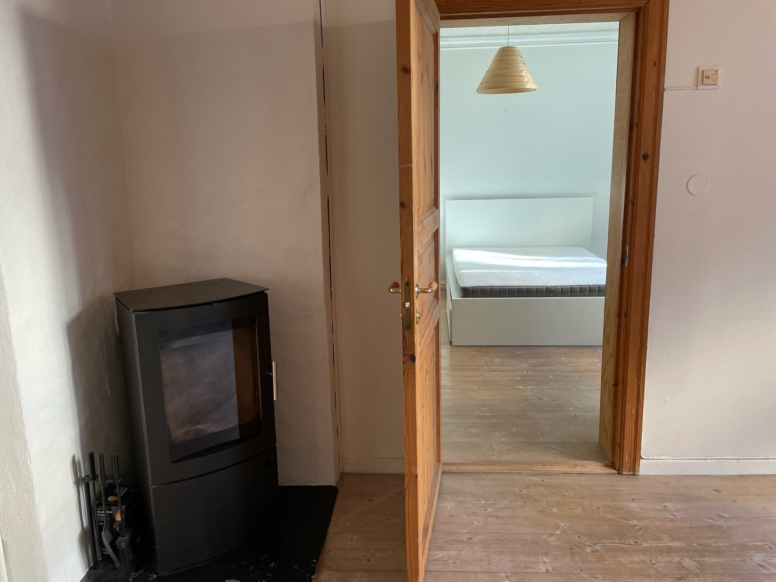 Fra stuen kommer man videre inn til boligens soverom. Galleribilde