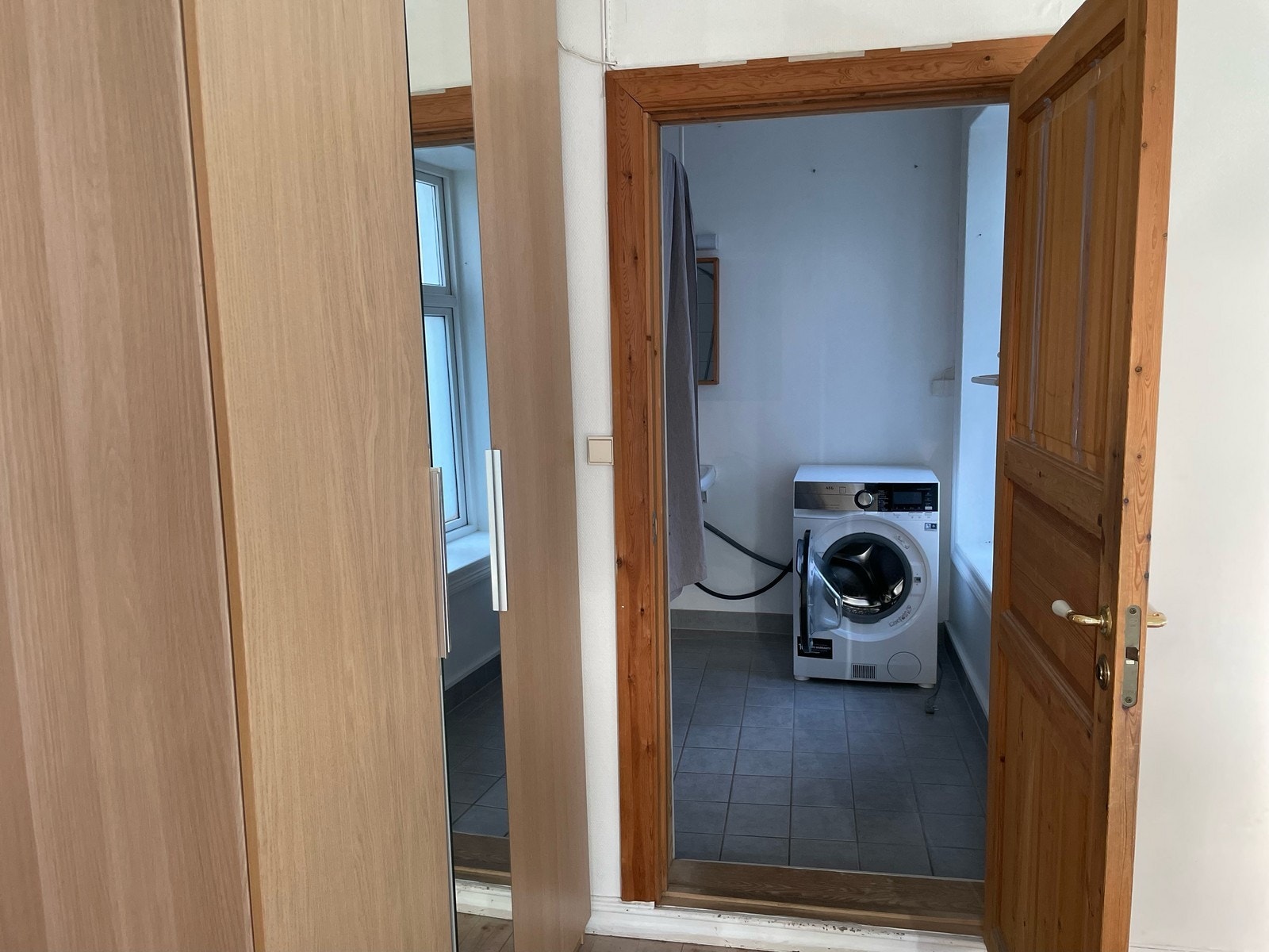 Man har tilgang til badet både fra soverommet og kjøkkenet. Galleribilde